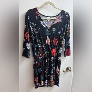 Kaileigh Women's Medium 3/4 Sleeve Black Floral  Romper .Pockets & Snap Closure